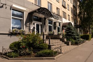 Вход в стоматологию «Ариком» на улице Маршала Мерецкова, 9 в Петрозаводске