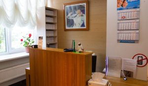 Ресепшен стоматологии «Кардент» на улице Кирова, 19 в Петрозаводске