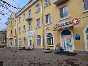 Вход в стоматологический центр «Улыбка» на Пролетарской, 25 в Кондопоге